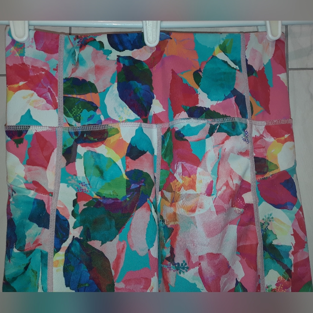 Zyia Active Pink Blue Green Leaf Design Capri Leggings size 6 8, size small EUC - Picture 2 of 9
